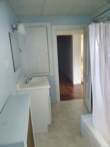 Full bathroom - 507 W Mahoning St