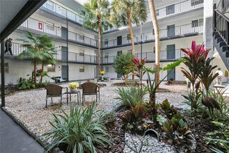 Building Photo - 2800 Somerset Dr