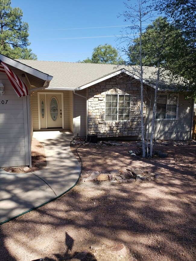 Building Photo - Super Clean 3 Bed / 2 Bath with RV parking