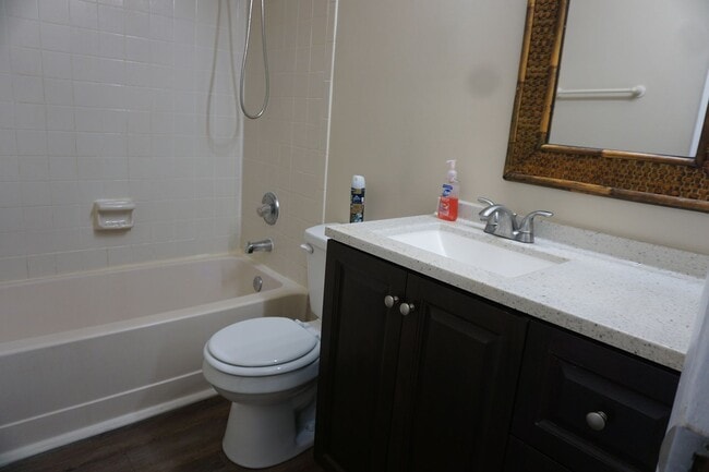 Building Photo - 2/2 Townhome Located Near NAS Jax