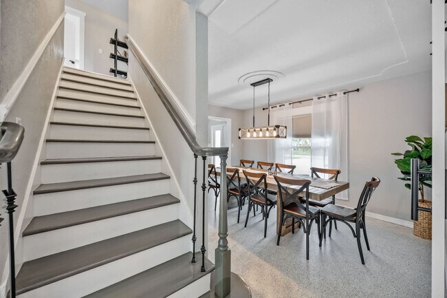 Building Photo - 366 W Osceola Ln