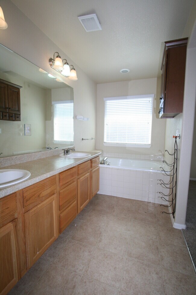 Building Photo - 3 Bedroom Home in Painted Sky!