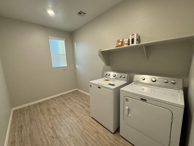Building Photo - 4 Bedroom - 3 Bath  Home - 2668 Sq. Ft. - Eastmark Inspirian III - Mesa