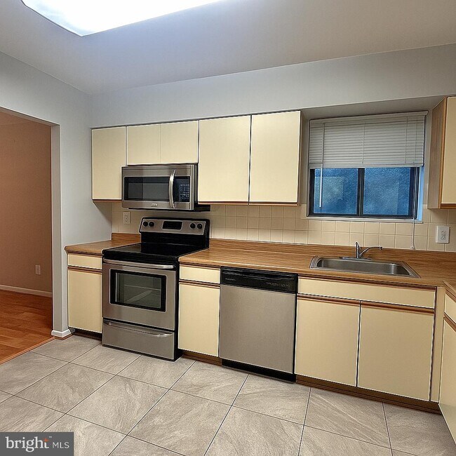Building Photo - 7202 Rockland Hills Dr