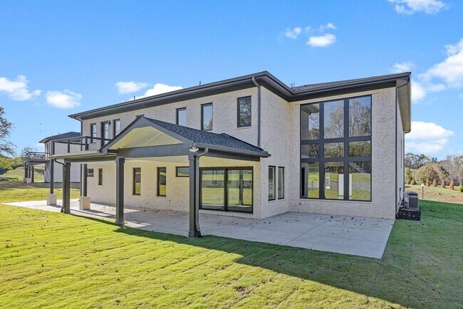 Building Photo - 555 Versailles Dr