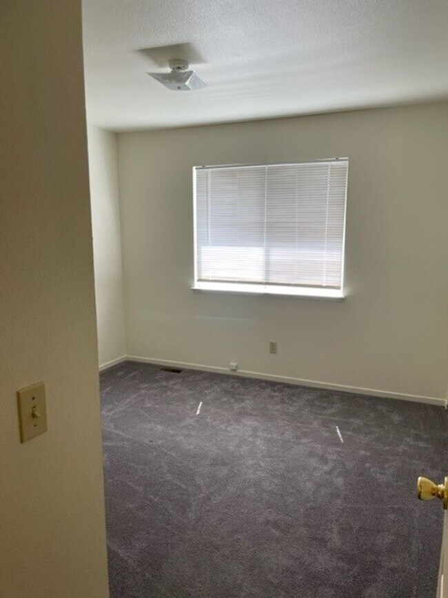Building Photo - 4005 Pheasant Dr