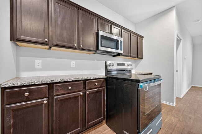 Building Photo - 40320 Hilltop Pr Dr
