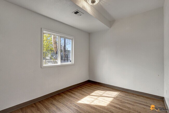 Building Photo - 906 W 29th Place