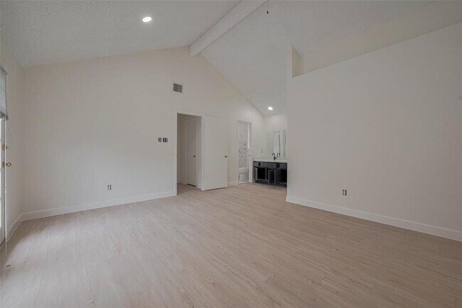 Building Photo - 15934 Barbarossa Dr