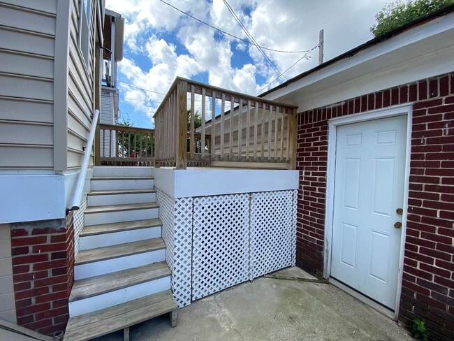 Building Photo - Charming 3 Bedroom/1.5 Bathroom Townhome i...