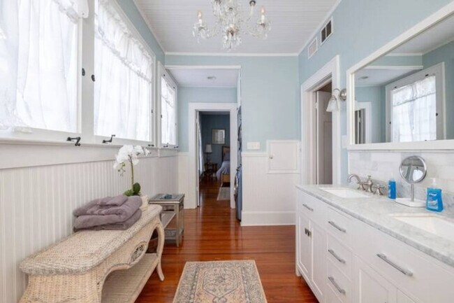 Building Photo - 406 NE 7th Ave