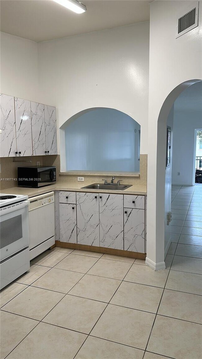 Building Photo - 2910 SE 12th Rd