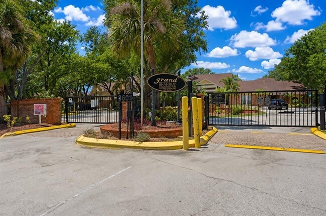 Building Photo - 8643 Mallard Reserve Dr