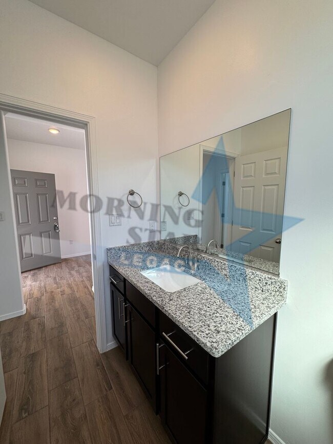 Building Photo - Newer Construction - Move in Ready!