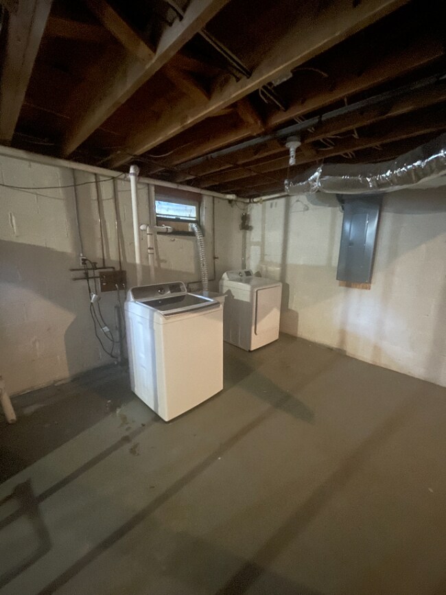 Building Photo - 4 bedroom house with fenced in yard and storage galore 8 minutes from Liberty University and Ward...