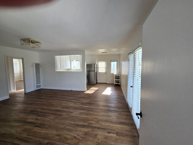 Building Photo - 330 Calle Miramar