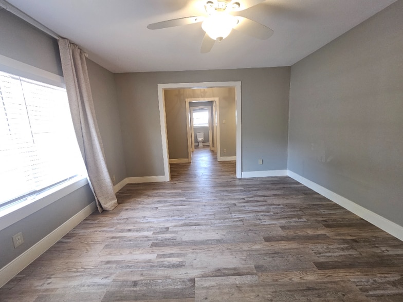 Building Photo - 513 S La Grange St