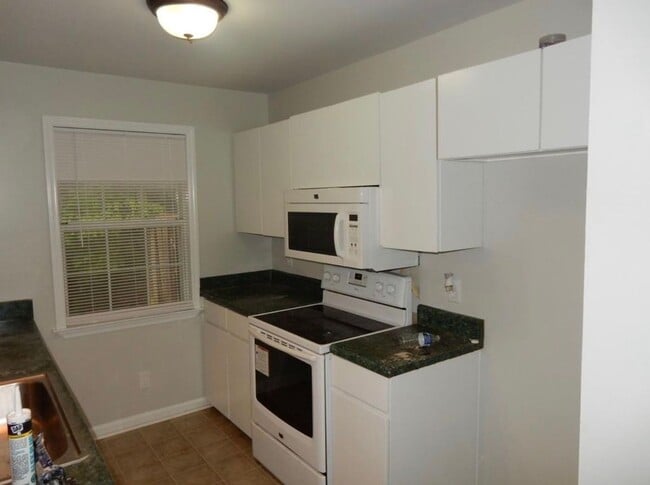 Building Photo - Nice and large 2 BR, 2.5 bath townhouse in Antioch, TN