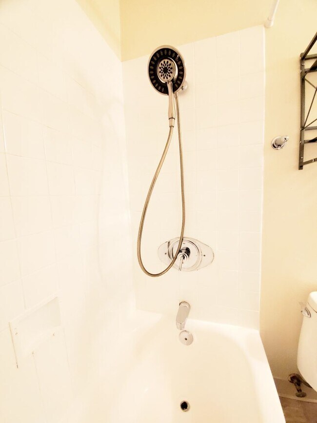 Building Photo - Spacious, sunny Woodlake Condo