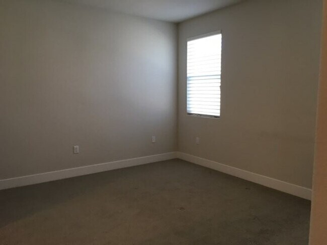 Building Photo - Heirloom Townhome