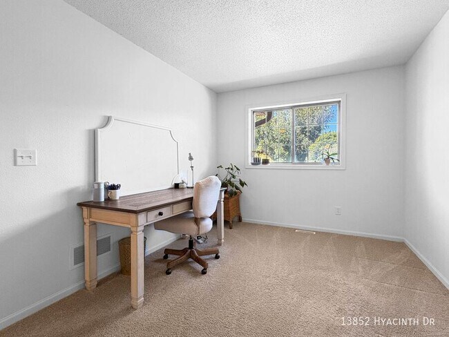 Building Photo - 13852 Hyacinth Dr