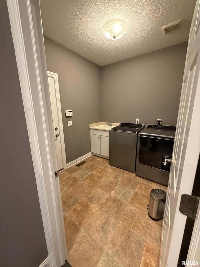 Building Photo - 2625 E 56th Ct