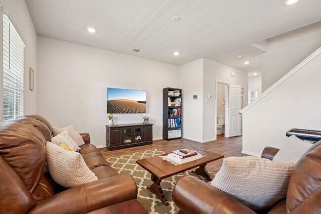 Building Photo - "Rent to Own this Charming 3-Bed Oasis with 18 month lease!*"