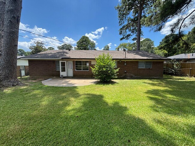 Building Photo - CHARMING UPDATED HOME IN MCRARY'S SOUTHERN HILLS