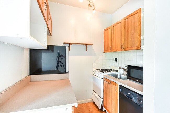 Building Photo - Charming & Bright Studio at River Place No...