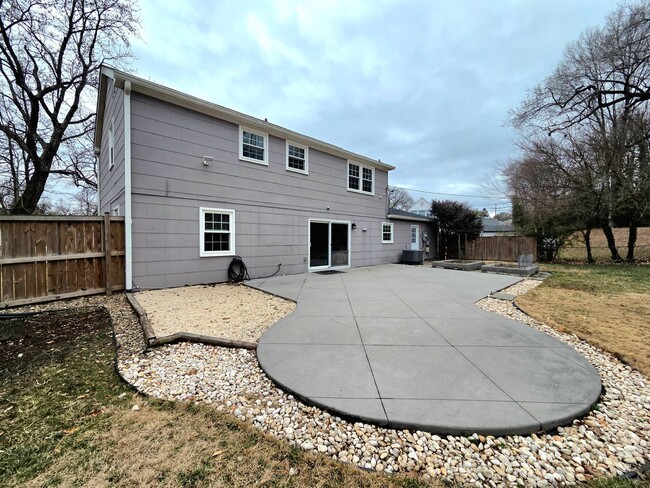 Building Photo - Stunning 3 BR/2.5 Single-Family Home in Bo...