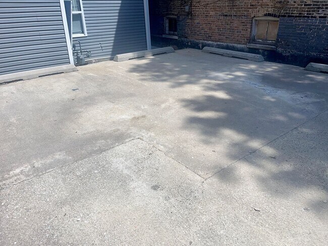 Building Photo - 2309 S Sacramento Ave