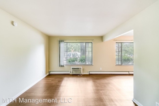 Building Photo - 1 br, 1 bath Apartment - 921 Coolidge Road