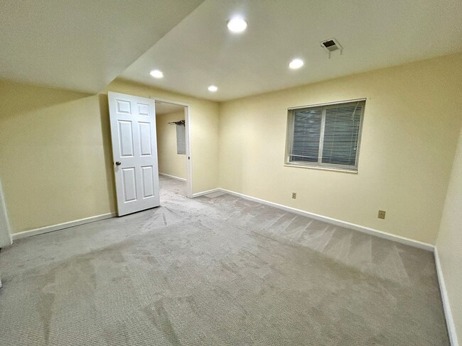 Building Photo - Looking for a Quality tenant who appreciat...