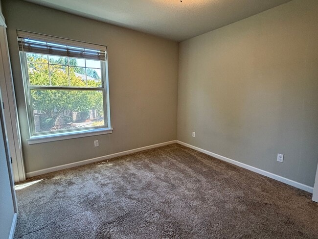 Building Photo - Modern Townhome Available in Wilsonville