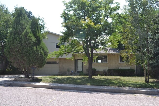 Building Photo - Single Family 3 Bed, 2 Bath w/ Big Backyar...