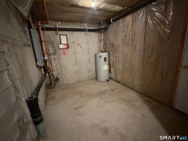 Building Photo - 108 Mohican Ave