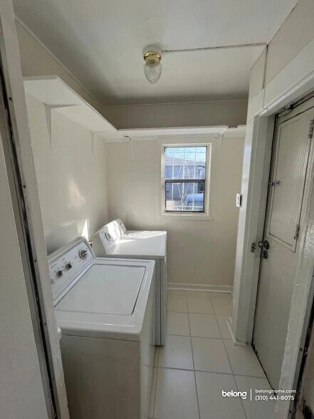 Building Photo - 1110 W 92nd St