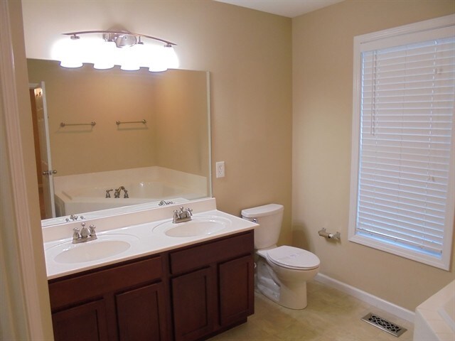 Building Photo - 5600 Gateswalk Ln