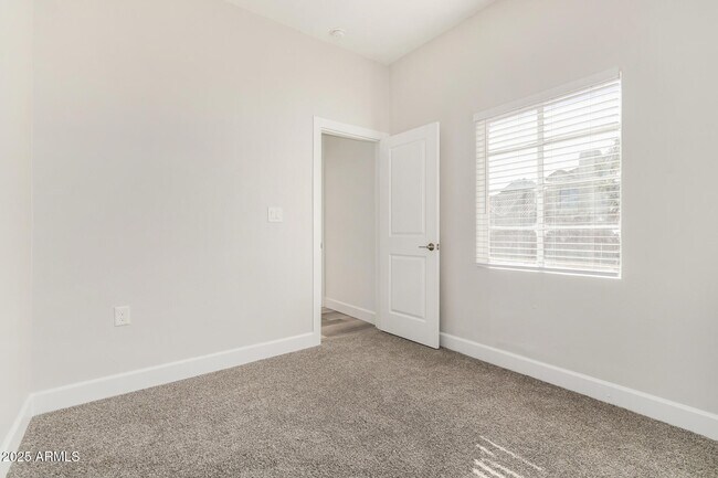 Building Photo - 423 E Crescent Ave