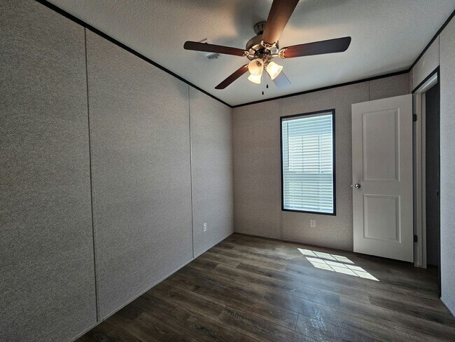 Building Photo - 511 Suwanee Dr
