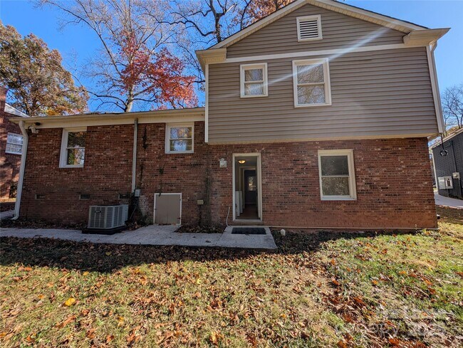 Building Photo - 3331 Donovan Pl