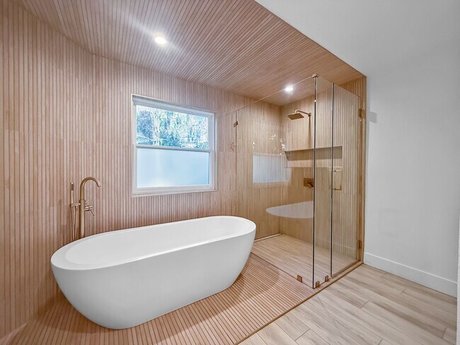 Building Photo - Stunning 4B/3BA House in Gated Community in Carlsbad!