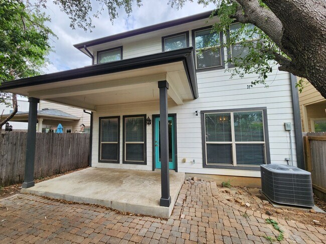 Building Photo - Spacious 3 Bedroom/2.5 Bath Home
