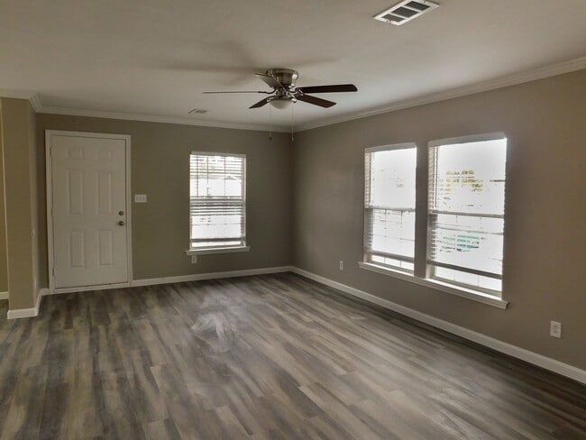 Building Photo - 152 Varsity Cir