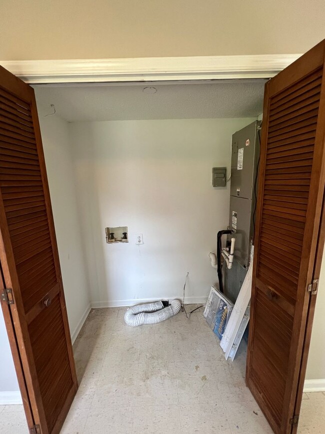 Building Photo - 2 Bedroom Duplex Available (Wingate)