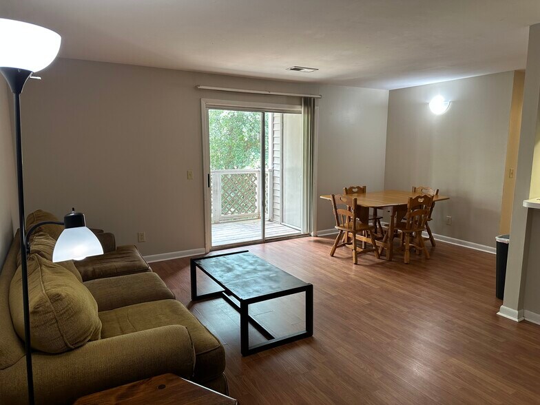 Building Photo - 220 Elm St