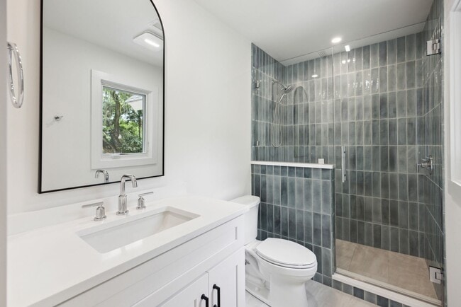 Building Photo - Available 6/15. Stunning, Fully-Rennovated...