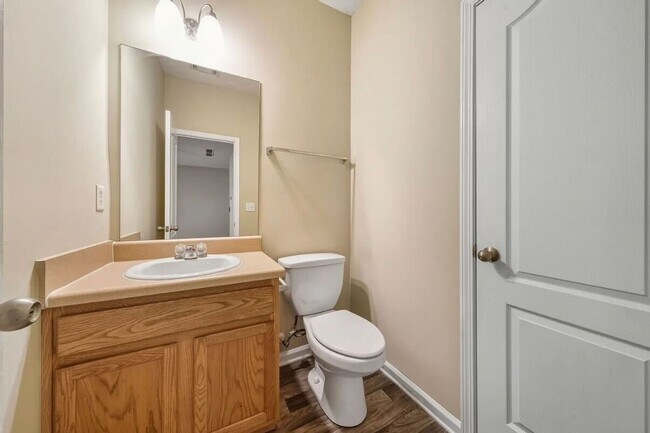 Building Photo - 4750 Ferncrest Pl