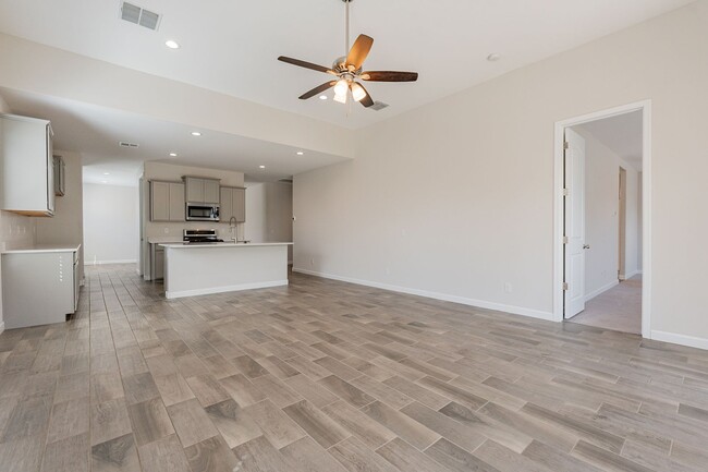 Building Photo - Beautiful and Spacious Single-Level Family...