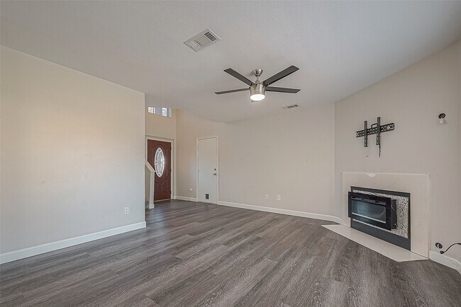 Building Photo - 2323 Pine Cone Dr